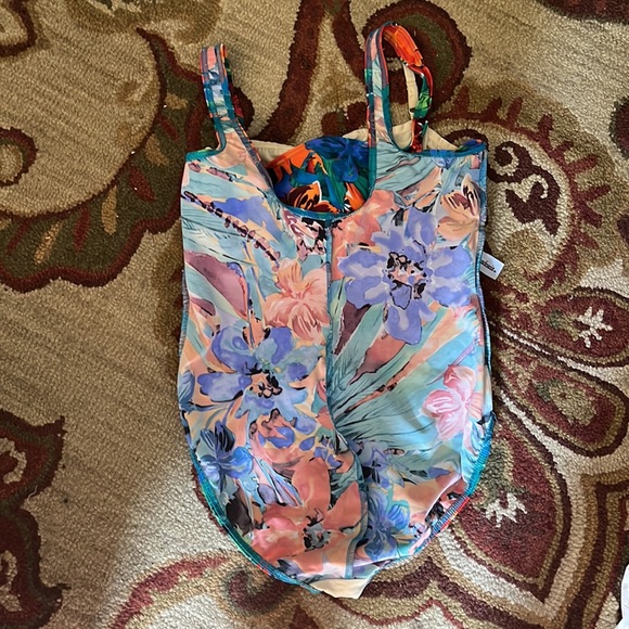MIRACLESUIT Size LARGE Underwire Slimming Vibrant Florals Gathers $138 - Picture 10 of 16